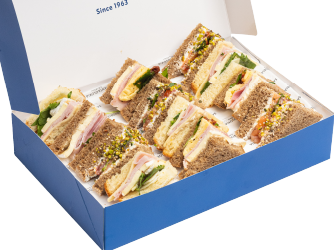 Caja de sándwiches de catering cortados en porciones