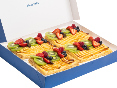 Banda de frutas frescas sobre crema pastelera