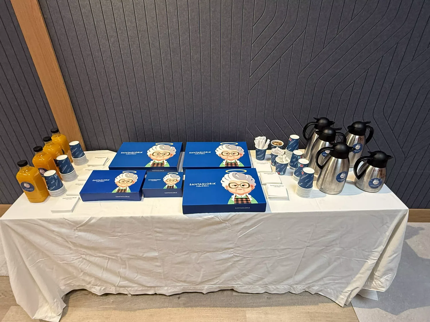 Mesa preparada para una pausa de café