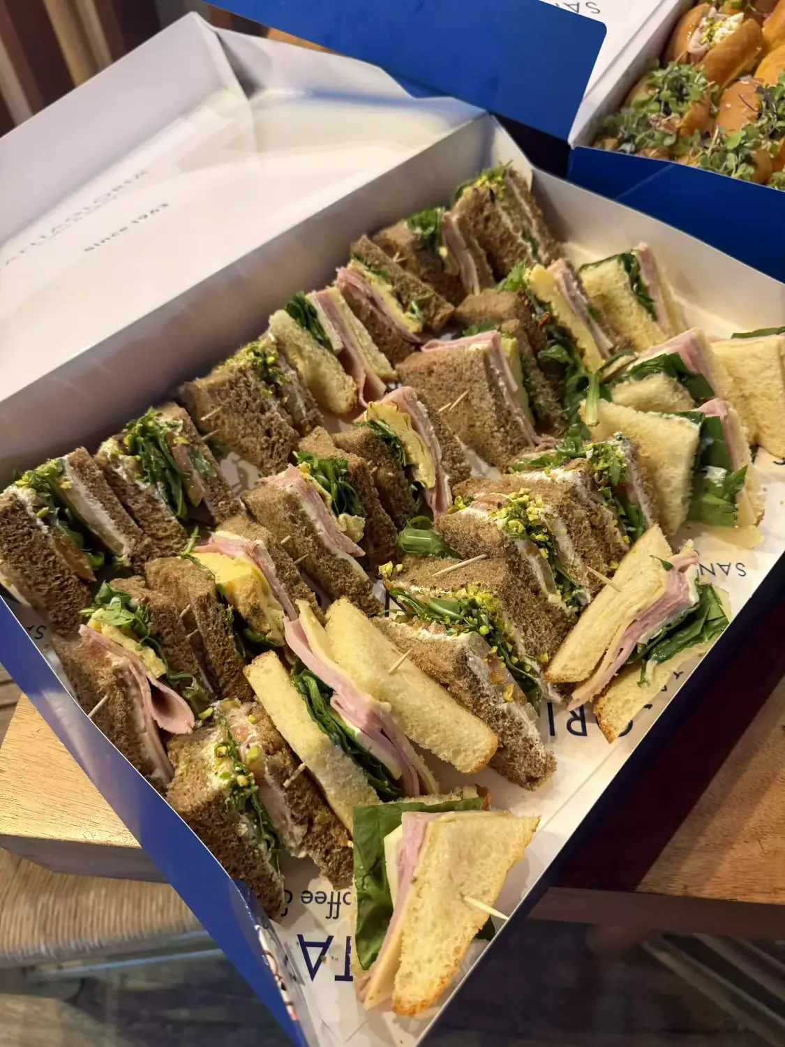 Cajas abiertas de productos salados para catering