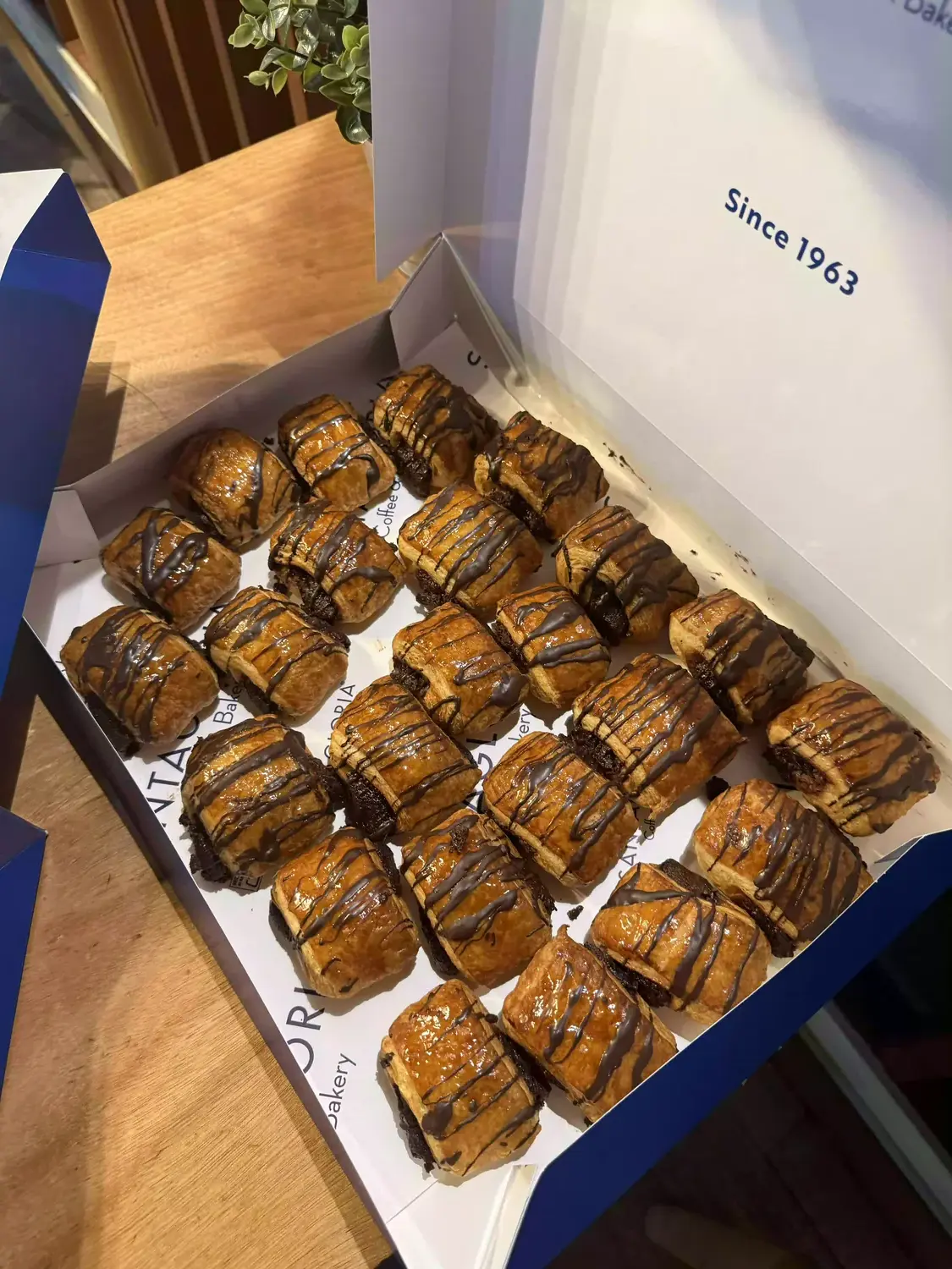 Caja abierta con repostería dulce SANTAGLORIA para compartir