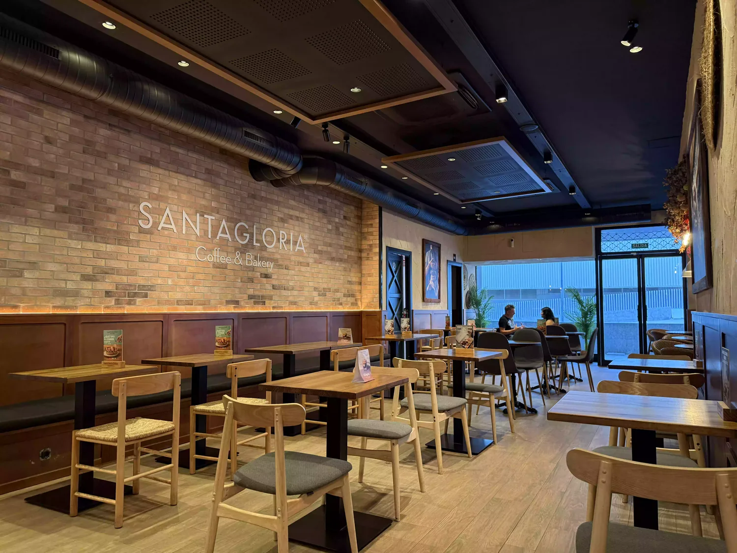 Interior del local SANTAGLORIA de Avenida de Eduardo Dato, en Sevilla
