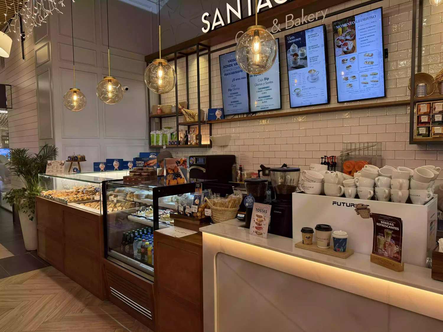Interior del local SANTAGLORIA del Sevilla Fashion Outlet