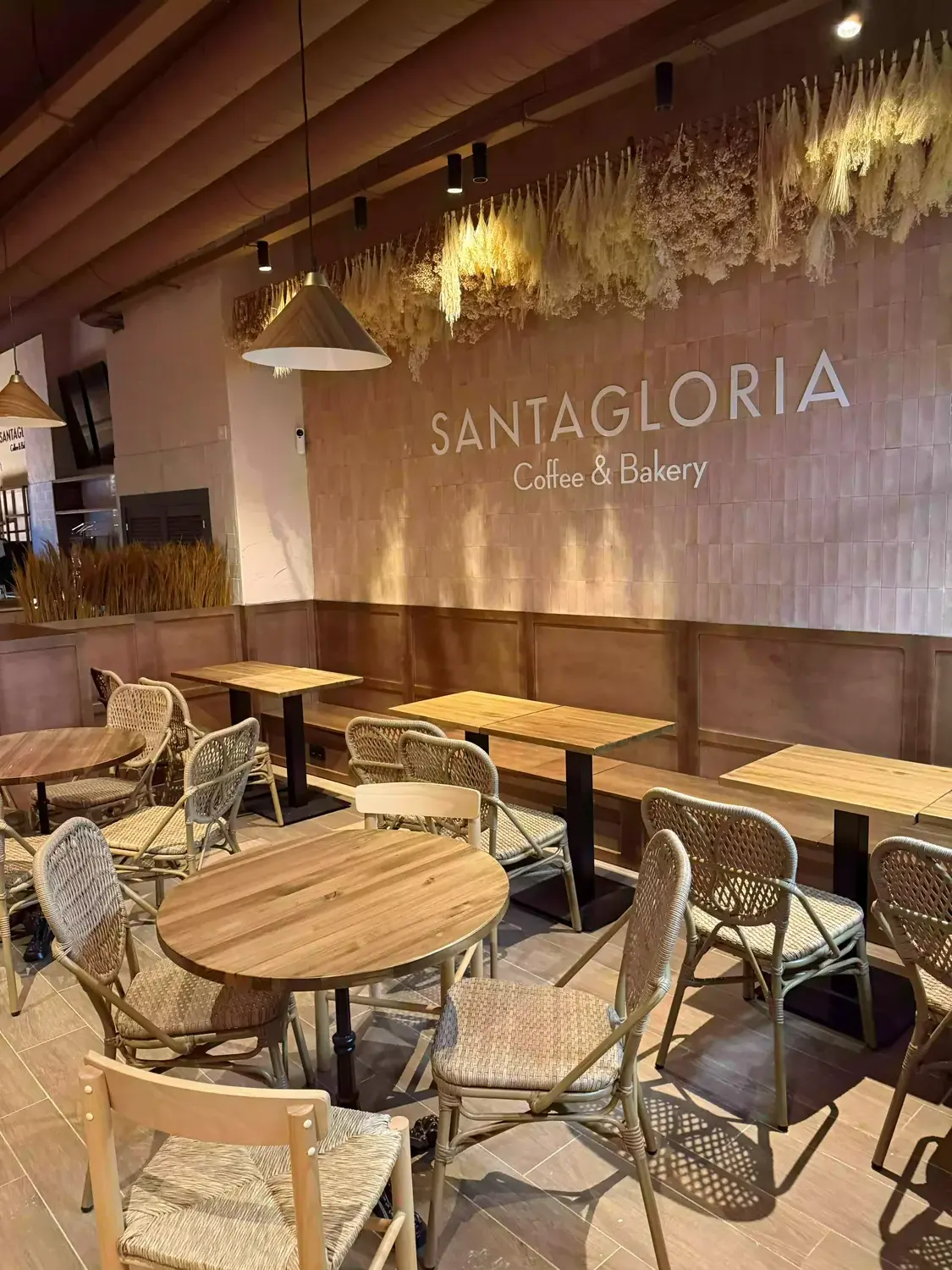 Interior del local SANTAGLORIA de San Jacinto, en Sevilla